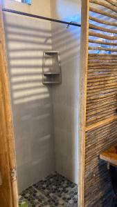 ducha con suelo de baldosa blanco y negro en Arcoiris Casahostal, en San Bernardo del Viento