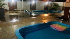 Casa c piscina matinhos S Etiene tesisinde veya buraya yakın yüzme havuzu