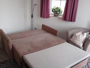 Un pat sau paturi într-o cameră la Ferienwohnung direkt am Hafen in Fehmarn-Orth