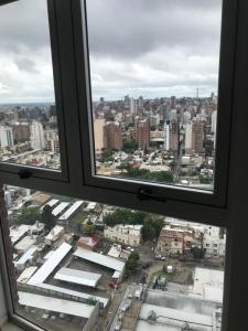 una ventana de oficina con vistas a la ciudad en Vista Privilegiada en Córdoba