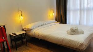 1 dormitorio con 1 cama con 2 toallas en Iturriaga Ostatua Self check in, en Bilbao