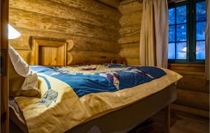 a bedroom with a bed in a log cabin at Nice Home In Rendalen With Sauna And 4 Bedrooms in Rendalen