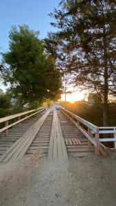 un puente sobre una carretera con árboles y la puesta de sol en Casa Linda vista, en Curanipe