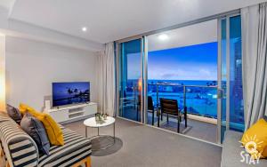 un soggiorno con vista sull'oceano di H'Residences - 2 & 3 Bedroom Ocean View in the heart of Surfers Paradise! a Gold Coast