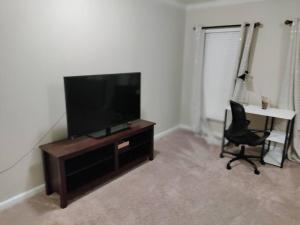 TV at/o entertainment center sa King Beds. Fast Wi-Fi. LARGE 70 inch TV.