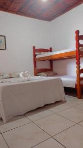 Giường tầng trong phòng chung tại Pousada Quintal da Barra 50 metros do Mar