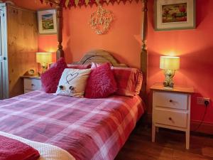 West BurtonにあるMystified Bungalowのピンクの壁のベッドルーム1室