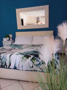 1 dormitorio con paredes azules y 1 cama con plumas en Verona Rooms, en Verona