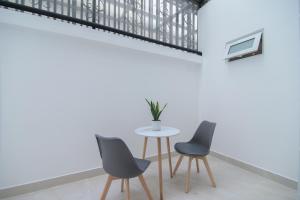 einen Tisch und zwei Stühle in einem Zimmer in der Unterkunft Bin Bin Hotel 8 - Near Sunrise City in Ho-Chi-Minh-Stadt