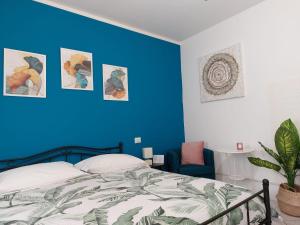 Dormitorio azul con cama y pared azul en Verona Rooms en Verona