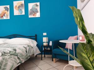 ヴェローナにあるVerona Roomsの青い壁のベッドルーム(ベッド1台付)