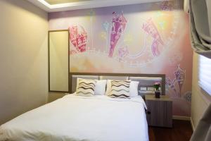 A bed or beds in a room at Bei Pin B&B