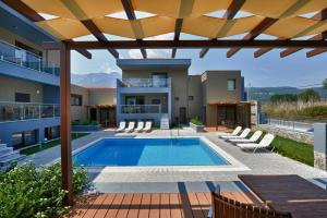 Bazén v ubytování Mary's Residence Suites nebo v jeho okolí