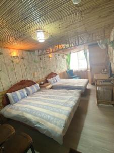 信義鄉的住宿－玉山樓民宿，一间卧室,配有两张床