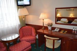 Televízia a/alebo spoločenská miestnosť v ubytovaní Hotel Batory