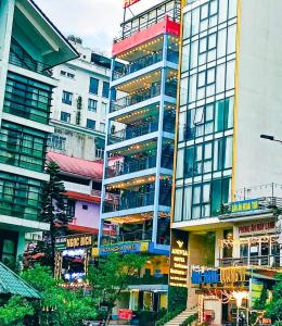 un edificio alto con muchas ventanas y balcones en Hoàng Hà Hotel Tam Đảo en Tam Ðảo