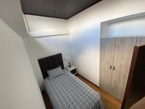 1 dormitorio pequeño con 1 cama y armario en Exelente y acogedora terraza!, en Bogotá