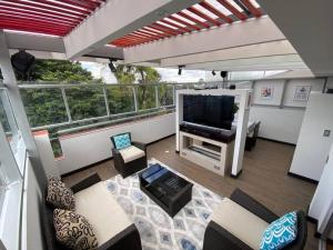 un soggiorno con TV a schermo piatto e divano di Exelente y acogedora terraza! a Bogotá