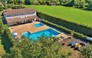 una vista aérea de una casa con piscina en Awesome Home In Raphle-ls-arles With Wifi, en Raphèle