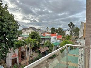 una vista sulla città dal balcone di un edificio di Hoàng Anh hotel a Ðưc Trọng