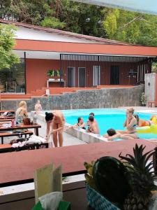 un groupe de personnes dans une piscine dans l'établissement Holiday Resort - SHA Plus, à Ko Yao Noi