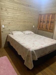 Een bed of bedden in een kamer bij Casa charme da lagoa