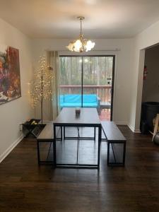 ein Wohnzimmer mit einem Tisch und einem Sofa in der Unterkunft Cozy Large home, 19 Min from Hartsfield-Jackson international- Domestic Airport! in Conley