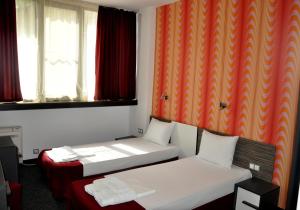 A bed or beds in a room at Hotel Dunav