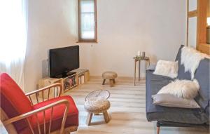 uma sala de estar com um sofá e uma televisão em Awesome Apartment In Molsheim With 1 Bedrooms And Wifi em Molsheim