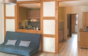 un soggiorno con un divano in una stanza di Awesome Apartment In Molsheim With Wifi a Molsheim