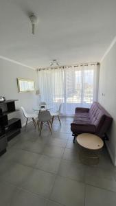 een woonkamer met een bank en een tafel bij I A pasos de la playa y del centro in La Serena