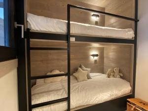 ein Etagenbett mit einem Teddybär darüber in der Unterkunft Appartement standing 100m², pied des pistes, 8 pers, terrasse, WiFi, parking - FR-1-598-43 in Les Gets