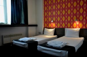 A bed or beds in a room at Hotel Dunav