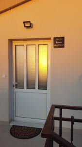 een deur met ramen in een kamer met een bank bij Apartment Doni in Split