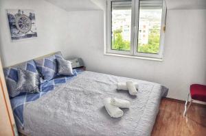 een slaapkamer met een bed met twee handdoeken erop bij Apartment Doni in Split