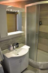een badkamer met een wastafel en een douche bij Apartment Doni in Split