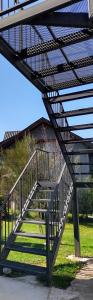 una escalera de madera con una barandilla de metal en un parque en ALOJAMIENTOS PATAGONICOS Las Mosqueteras Duplex vla en Villa La Angostura