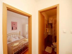 una camera con letto e un bagno con servizi igienici di Ana a Spalato (Split)