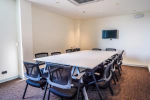 Go Hotels Plus Naga في نجا: قاعة اجتماعات مع طاولة وكراسي كبيرة