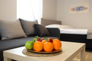 een fruitschaal op een tafel in de woonkamer bij Apartament Klonowa in Kielce
