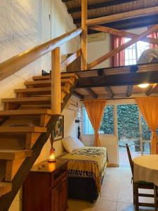 1 dormitorio con 1 cama y escaleras en una habitación en ¡La Elina! inmejorable ubicación en Mendoza