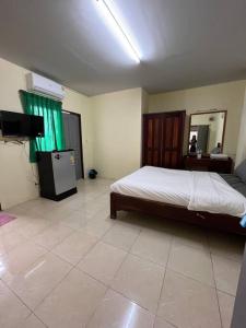 Postel nebo postele na pokoji v ubytování Rooftop room in We Residence