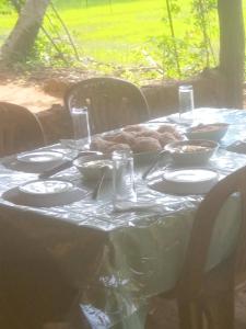 une table avec des assiettes et des bols de nourriture dans l'établissement Coconut Island Yala, à Tissamaharama