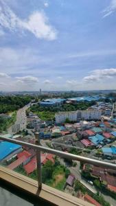 eine Luftansicht einer Stadt mit Gebäuden und einer Straße in der Unterkunft Aston Apartment Batam Floor 21 in Nagoya