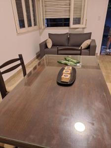 sala de estar con mesa de madera y sofá en TU SUEÑO en Mar del Plata