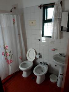La salle de bains est pourvue de toilettes et d'un lavabo. dans l'établissement Castillo Del Lago - Carlos Paz - D17, à Villa Carlos Paz
