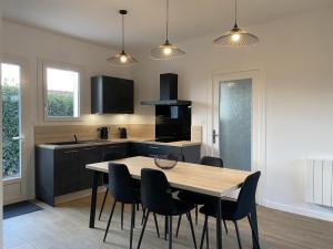 Kuchyňa alebo kuchynka v ubytovaní Pavillon rénové avec jardin arboré, proche centre-ville, véranda, parking, wifi, idéal familles - FR-1-489-417