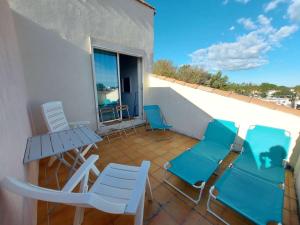 een balkon met stoelen en een tafel bij Appartement Marseillan-Plage, 2 pièces, 5 personnes - FR-1-326-777 in Marseillan