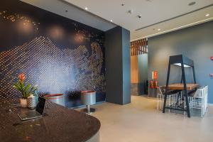 een lobby met een muur met een schilderij erop bij Go Hotels Plus Naga in Naga