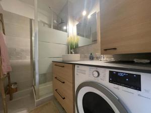 y baño con ducha y lavadora. en Appartement Arcachon, 2 pièces, 3 personnes - FR-1-474-230, en Arcachon